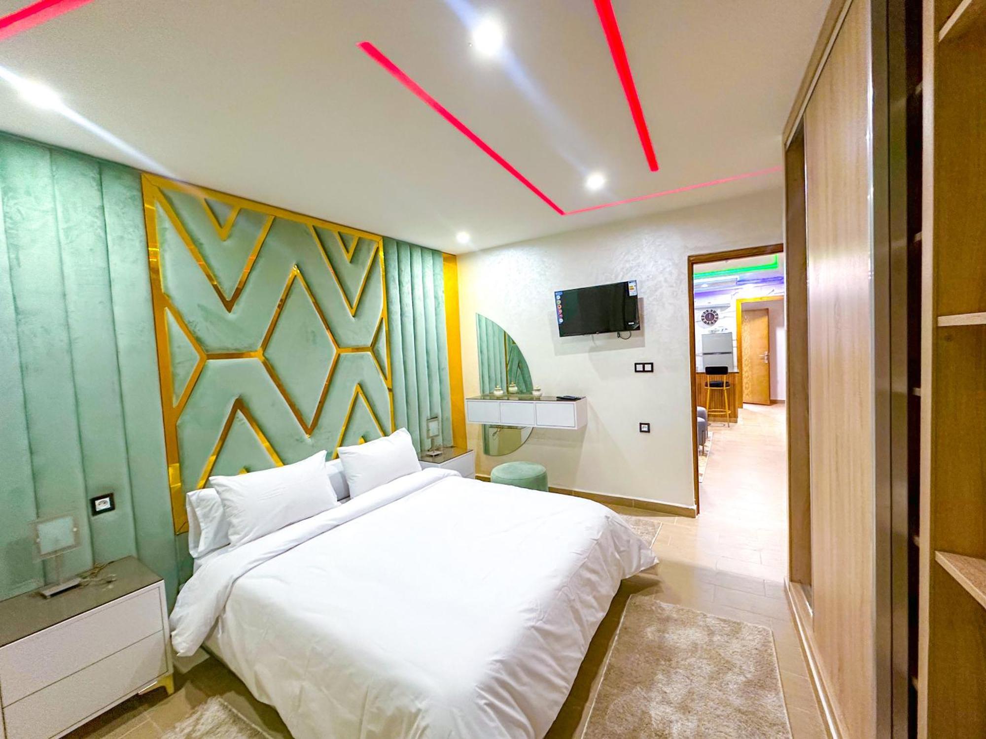 Veluxa - Luxury Homes - Centric Flat Apartment *