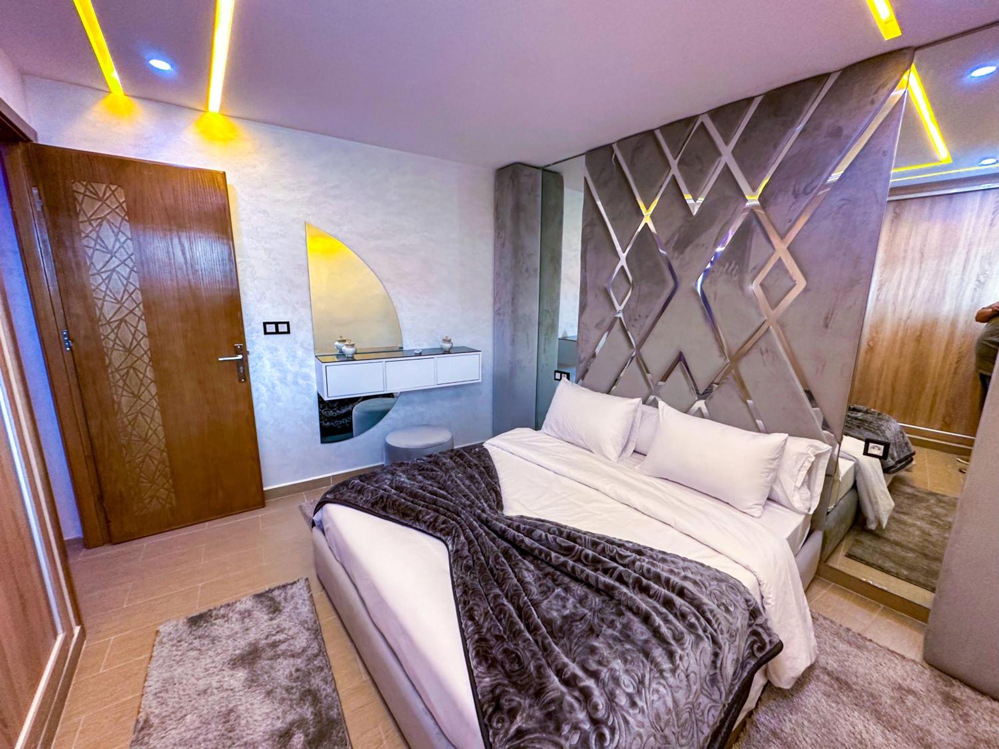 Veluxa - Luxury Homes - Centric Flat Apartment *